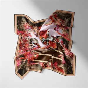 Dettaglio di un foulard quadrato in seta con testa di tigre realistica e piume stampate