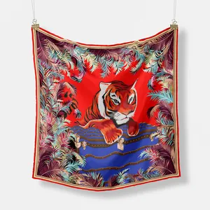Foulard in seta da 53 cm stile francese con tigre realistica e foglie su fondo rosso