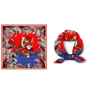 Foulard quadrato in seta rossa con stampa tigre e baule vintage da donna, stile primaverile