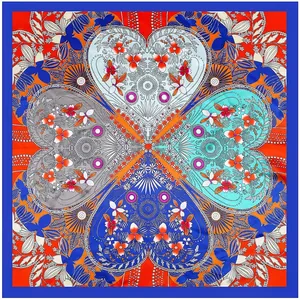 Elegante foulard quadrato arancione con bordo blu e motivi mandala a quadrifoglio