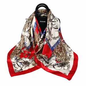 Elegante 90cm zijden sjaal met paisley iris patroon op een stijlvolle zwarte tas