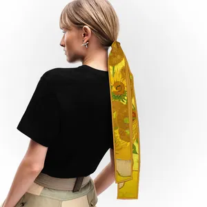Foulard en soie imprimé tournesols Van Gogh noué sur une queue de cheval chic