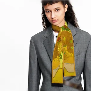 Écharpe twilly en soie à imprimé tournesols de Van Gogh avec un blazer gris