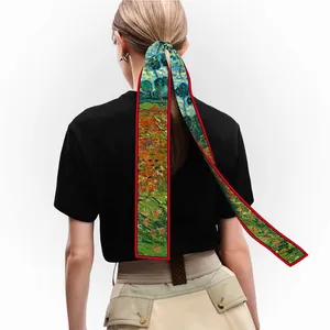 Écharpe longue en soie style peinture de Van Gogh nouée comme ruban de cheveux sur modèle