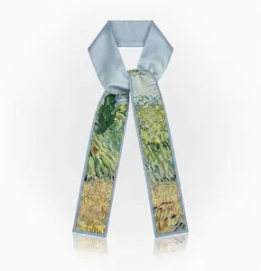 Seidenschal mit Van Gogh Weizenfeld-Ölgemälde-Druck, elegant am Hals getragen