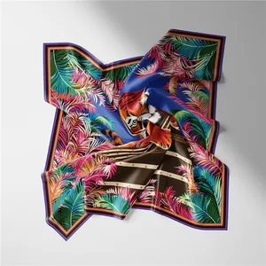 Dettaglio di un foulard di seta con vivace motivo testa di tigre e piume rigogliose