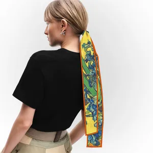 Lunga sciarpa in seta con stampa Iris di Van Gogh legata su un'acconciatura a coda
