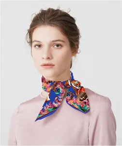 Dettaglio di un foulard in seta blu reale con stampa tigre e piume annodato al collo