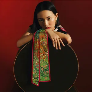 Détail d'un foulard en soie style peinture à l'huile avec bords rouges sur un mannequin