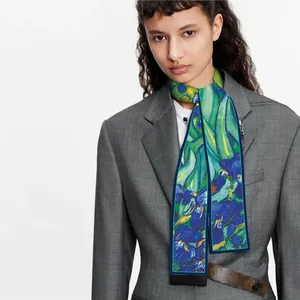 Sciarpa lunga in seta con stampa Iris di Van Gogh indossata da modella con blazer grigio