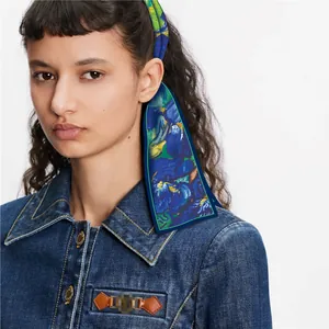Sciarpa in seta con pittura Iris di Van Gogh usata come elegante fascia per capelli