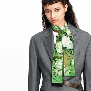 Sciarpa di seta twilly stile pittura a olio Van Gogh con rose bianche da donna