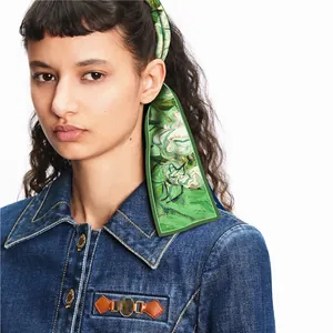 Sciarpa di seta Van Gogh Rose Bianche acconciata come nastro per capelli su una modella