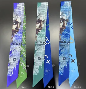 Primo piano di tre eleganti foulard twilly in seta con stampa di giornale retrò e motivi geometrici