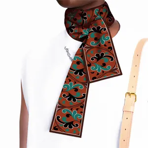 Eleganter Satin-Schal mit Paisley-Muster in Braun und Grün, getragen von einem Modell
