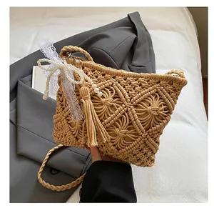 Detail der handgewebten khakifarbenen Stricktasche mit Sternmustern, Spitze und Perlen