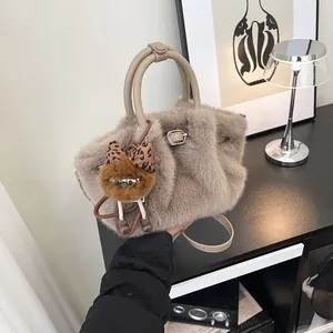 Dames Leuke Kunstbont Handtas Geplooid Grote Capaciteit Pluche Schoudertas Met Dier Hanger Winter Warme Harige Crossbody Tas
