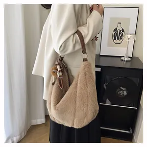 Détail du sac fourre-tout en fausse fourrure avec bandoulière en cuir sur mannequin