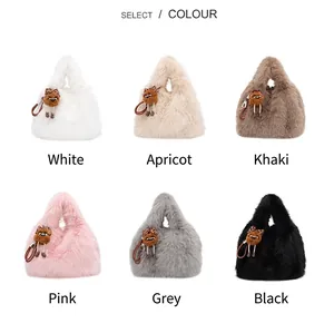 Sei colori disponibili per la borsa a mano in ecopelliccia, tra cui kaki, rosa e nero