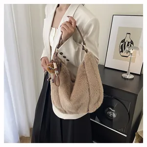 Détail du sac hobo en peluche camel avec bandoulière marron et breloque léopard