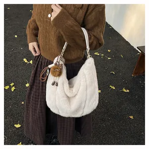 Détail du sac à bandoulière en fausse fourrure pelucheuse avec charme de poupée