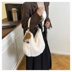 Détail du sac hobo blanc en fausse fourrure avec pompon à nœud léopard mignon