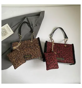 Dettaglio delle borse tote leopardate con bordo in peluche nero e portafogli abbinati