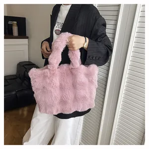 Dettaglio della borsa tote in ecopelliccia rosa con texture morbida e manico chic