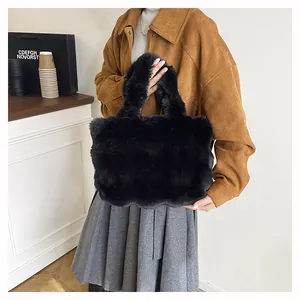 Modella che indossa una borsa tote in peluche nera effetto pelliccia di coniglio