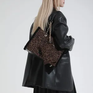 Borsa tote leopardata con bordo in pelliccia e catena dorata, set da 2 pezzi chic
