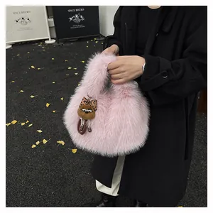 Borsa tote in ecopelliccia rosa con ciondolo a forma di orsetto e dettaglio in morbido peluche