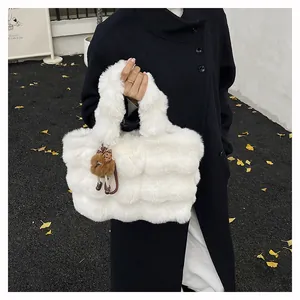 Borsa tote in morbida pelliccia ecologica bianca con ciondolo a pompon leopardato