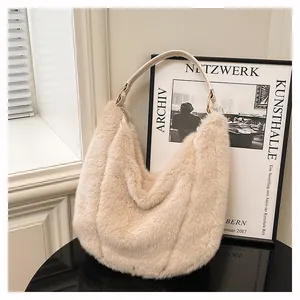 Gros plan du sac hobo en peluche beige avec anse en cuir et anneau en métal doré