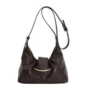Sac hobo en cuir marron foncé avec boucle dorée arquée et bandoulière réglable