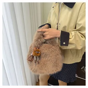 Dettaglio della texture della borsa in ecopelliccia con ciondolo a forma di bambola