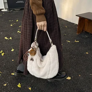 Sac hobo chic en fausse fourrure crème avec anses marron et breloque pelucheuse