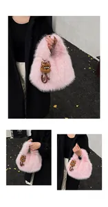Dettaglio ravvicinato della borsa rosa in finta pelliccia con ciondolo leopardo