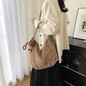 Sac fourre-tout en peluche marron avec bandoulière cuir pour un style hivernal