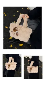 Vista dettagliata della borsa tote in peluche beige con finta pelliccia e ciondolo a bambola
