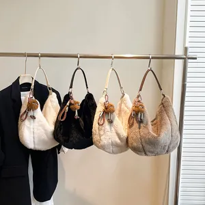 Sacs hobo chic en fausse fourrure en quatre couleurs avec breloques d'ours léopard