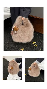 Dettaglio della borsa a secchiello in peluche taupe con ciondolo a forma di orso leopardato