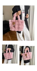 Dettaglio di una borsa tote in peluche rosa con un ciondolo a forma di gufo leopardato