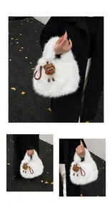 Dettaglio della borsa in ecopelliccia bianca con ciondolo di peluche marrone e soffice