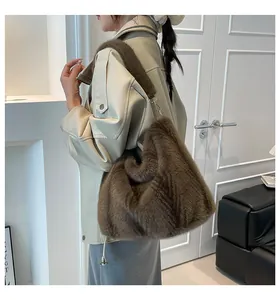 Vue détaillée du sac hobo en peluche marron foncé avec texture fausse fourrure et boucles