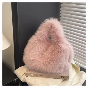 Dettaglio della borsa a secchiello in morbido peluche rosa con soffice pelliccia sintetica