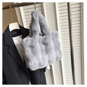 Dettaglio di una borsa tote in ecopelliccia grigia appesa con dettaglio di un blazer