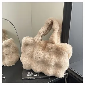 Dettaglio della borsa tote in finta pelliccia beige con consistenza morbida e manico sobrio