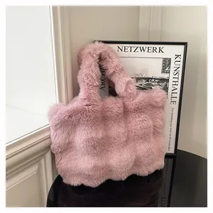 Dettaglio della morbida ecopelliccia di coniglio su questa borsa a mano rosa autunnale