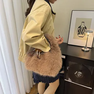 Borsa a secchiello in ecopelliccia marrone con coulisse e grande capacità a spalla