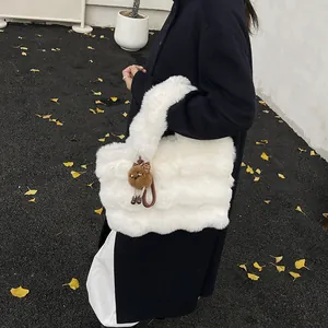 Elegante borsa tote in peluche bianca in finta pelliccia con ciondolo per l'autunno inverno